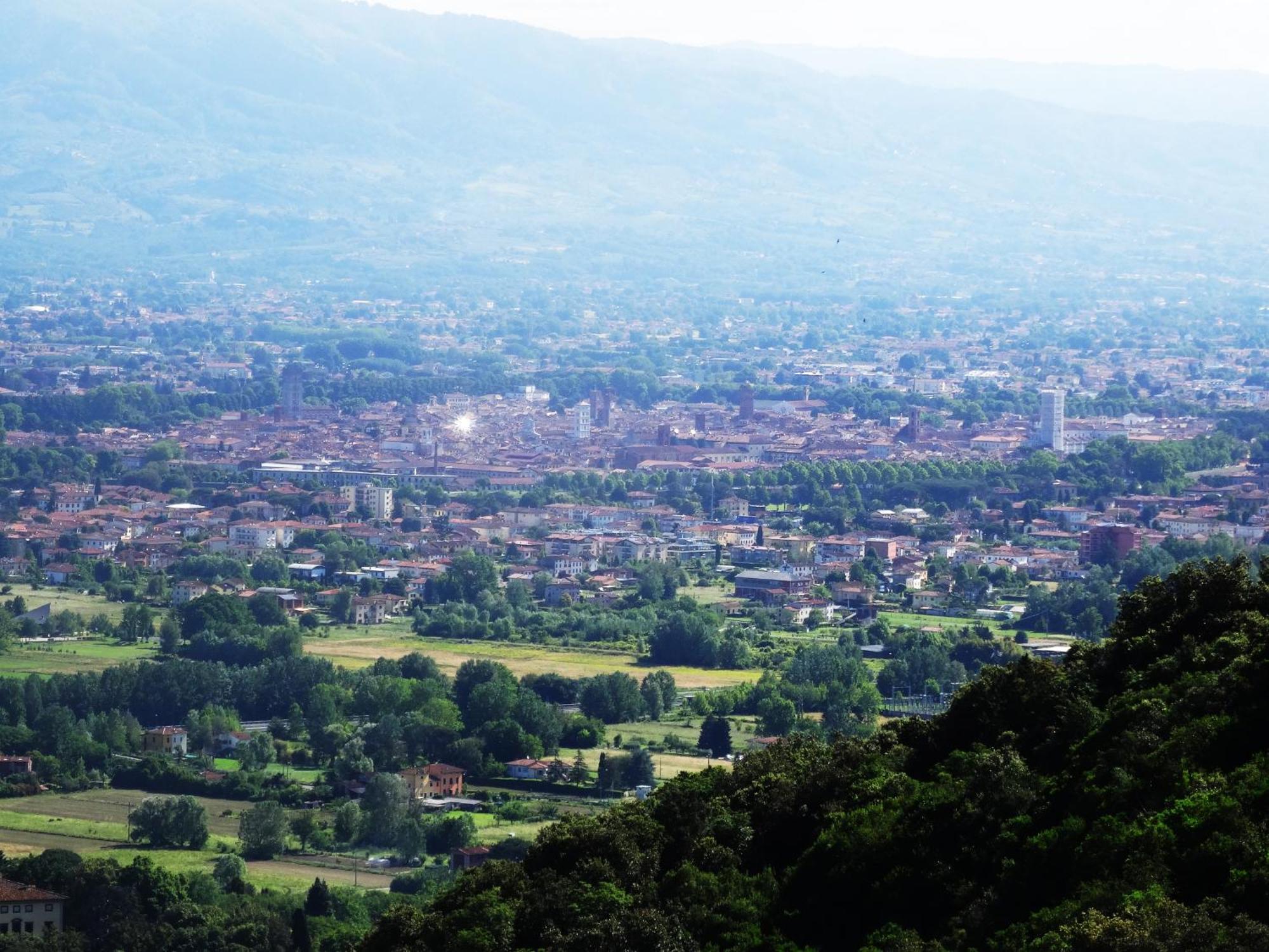 Villetta Farfallina "The Unique Property In The World With An Openable Roof" Lucca Luaran gambar